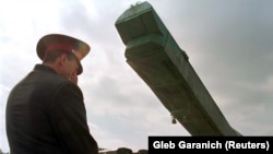 Офицер наблюдает за извлечением ядерной ракеты-носителя СС-24 в Украины 29 сентября 1998 года (архивное фото)