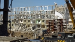 Қарағандыдағы "Бесоба" тұрғын үй кешенін бұзып жатқан сәт. Архивтегі фото.
