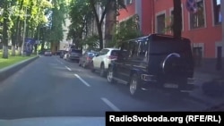 Авто охорони олігарха Коломойського припаркувалося у кварталі від відомства