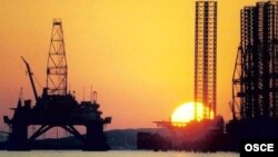 Bakıda neft platforması.