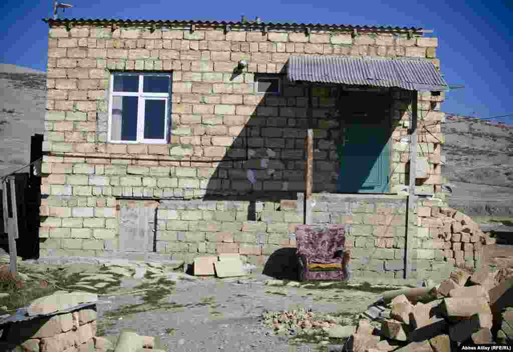 Yarımçıq ev. Amma burada yaşayan var.