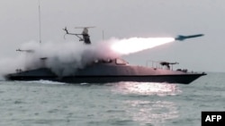 Иранский катер, запускающий ракету во время военных учений в Персидском заливе. Фото Корпуса стража исламской революции (КСИР)