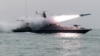 Снимка с неясна дата, публикувана от Иранската революционна гвардия (IRGC), показва лодка, изстрелваща ракета по време на военни учения в Персийския залив.