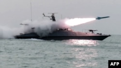 Снимка с неясна дата, публикувана от Иранската революционна гвардия (IRGC), показва лодка, изстрелваща ракета по време на военни учения в Персийския залив.