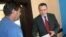 Ministar Goran Bogdanović uručuje ređenja o dodjeli podsticajnih sredstava u Kosovskoj Mitrovici, juni 2011 
