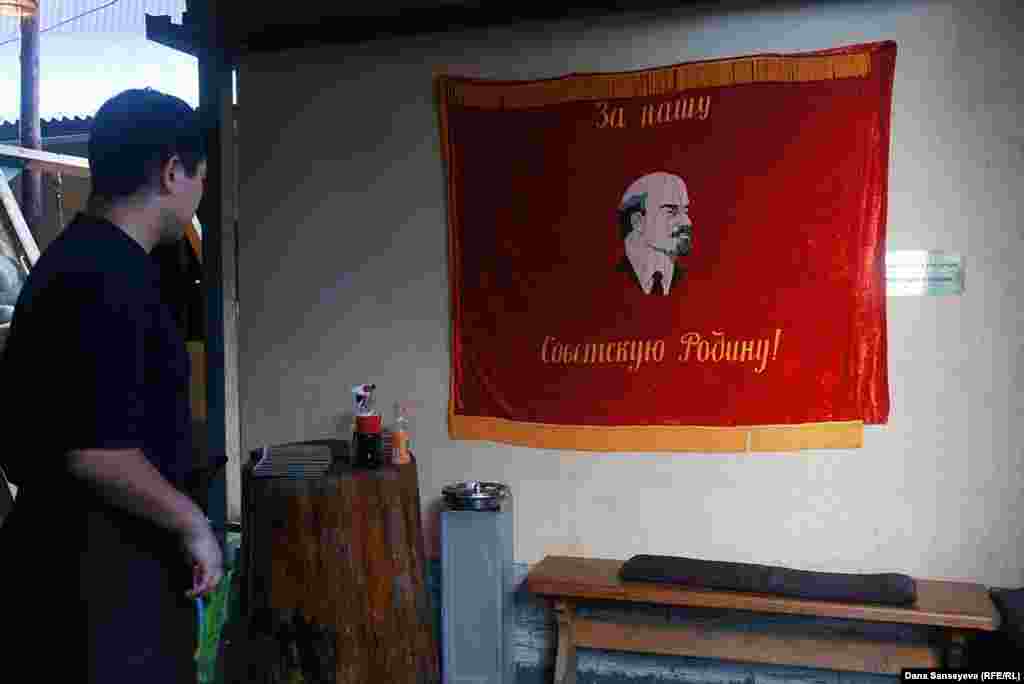 "Целиноград" ретро-барының даяшысы қонақтардың Ленин бейнеленген ту алдында суретке түсетіндерін айтады.