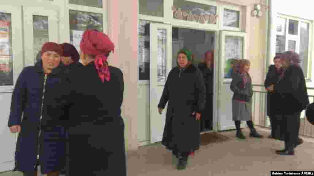 В целях безопасности жители участка Дахма в селе Кок-Таш Баткенского района были эвакуированы и временно размещены в здании местной школы.&nbsp;