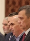 România nu are un guvern stabil și cu puteri depline de aproape șapte săptămâni, iar asta riscă să aducă noi prejudicii țării. Marți, președintele Nicușor Dan ar trebui să meargă la summitul NATO cu miniștrii Apărării și de Externe dar încă nu se știe cine vor fi ei.