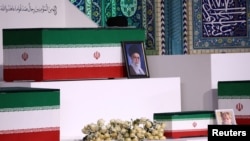 Posmrtni ostaci pokojnog vrhovnog vođe Irana ajatolaha Alija Hameneija i nekih od njegovih rođaka izloženi su u Velikoj džamiji Mosala u Teheranu, 3. Jul 2026.