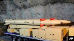 Az új rakéták az iráni állami televízió adásában 2022. február 9-én