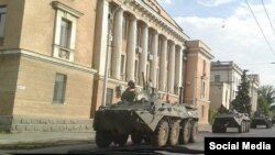 Военная техника на улице Свeрдлова в Керчи, 7 августа 2016 года