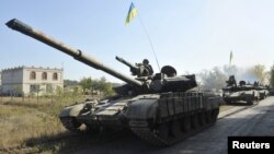 Українські танки відводяться від лінії зіткнення на Донбасі. 5 жовтня 2015 року