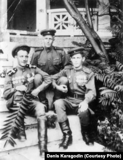 Лев Карагодин (в центре) с боевыми товарищами в крымском госпитале