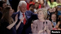 Кандидат у президенти США від демократів Гілларі Клінтон, її чоловік, екс-президент Білл Клінтон та їхня дочка Челсі