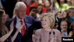 Hillary dhe Bill Clinton