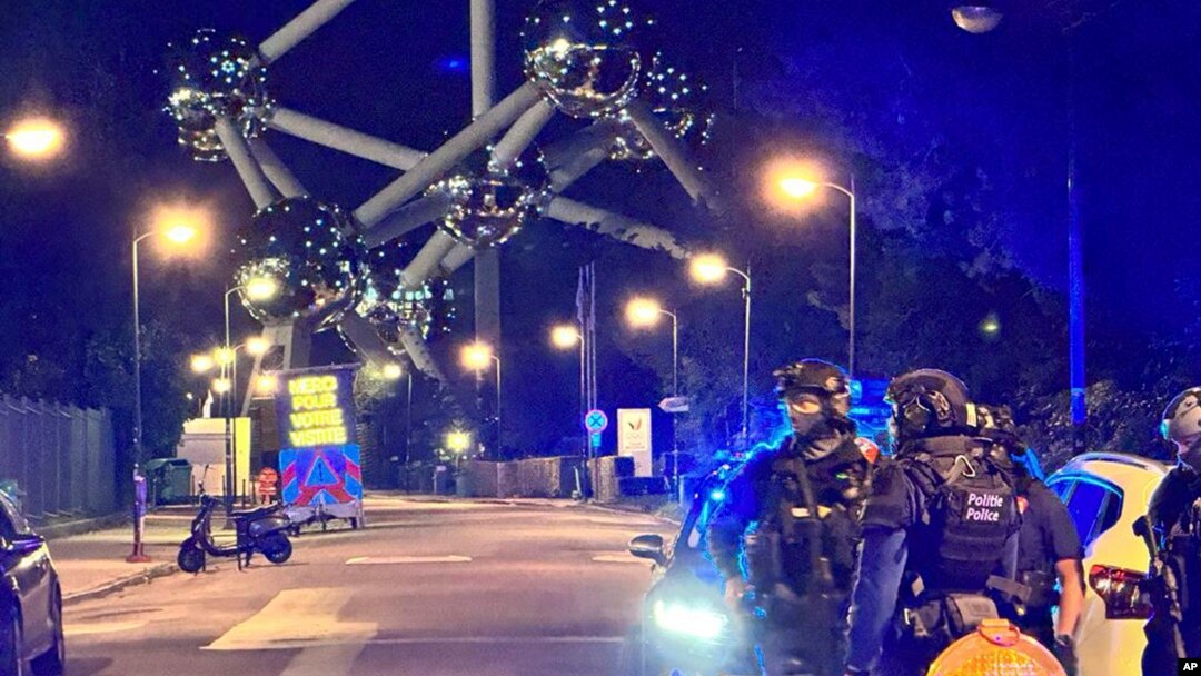 Patrulă de poliție în fața Stadionului Regele Baudouin, după ce un meci dintre Belgia și Suedia a fost suspendat ca urmare a unui atac în centrul Bruxelles-ului ce a avut loc pe 16 octombrie 2023.