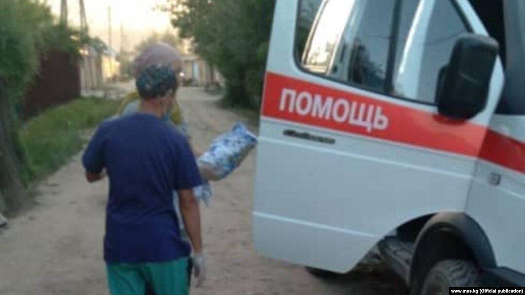 Ымыркай доктурлардын колуна өткөрүлүп берилди.