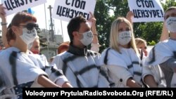 "Чорноморка" телеканали эфири тўхтатилганига қарши Симферополдаги намойиш, 2014 йилнинг 8 марти.