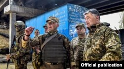 Украина президенті Петр Порошенко Донецк маңында украин әскерилерімен бірге. Маусым 2016 жыл.