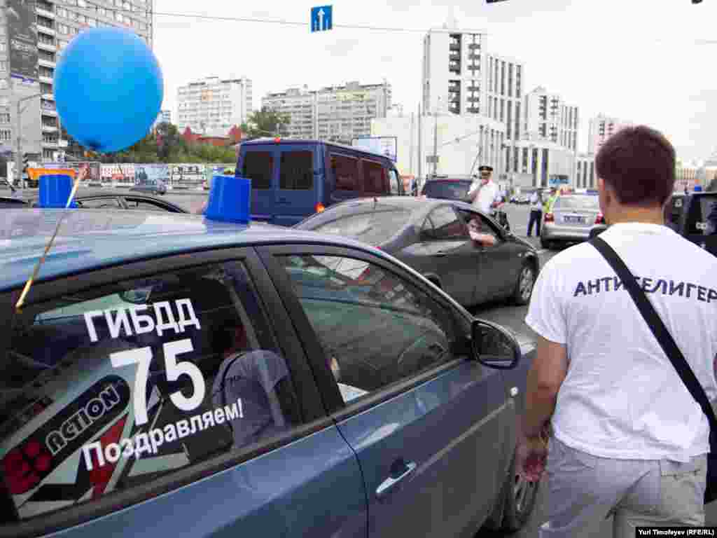 Машины ГИБДД заблокировали автомобили участников акции, сотрудники полиции через мегафон сообщали о незаконности акции и требовали не начинать организованного движения автомобилей.