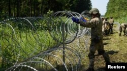 Пабудова загароды з калючага дроту на літоўска-беларускай мяжы