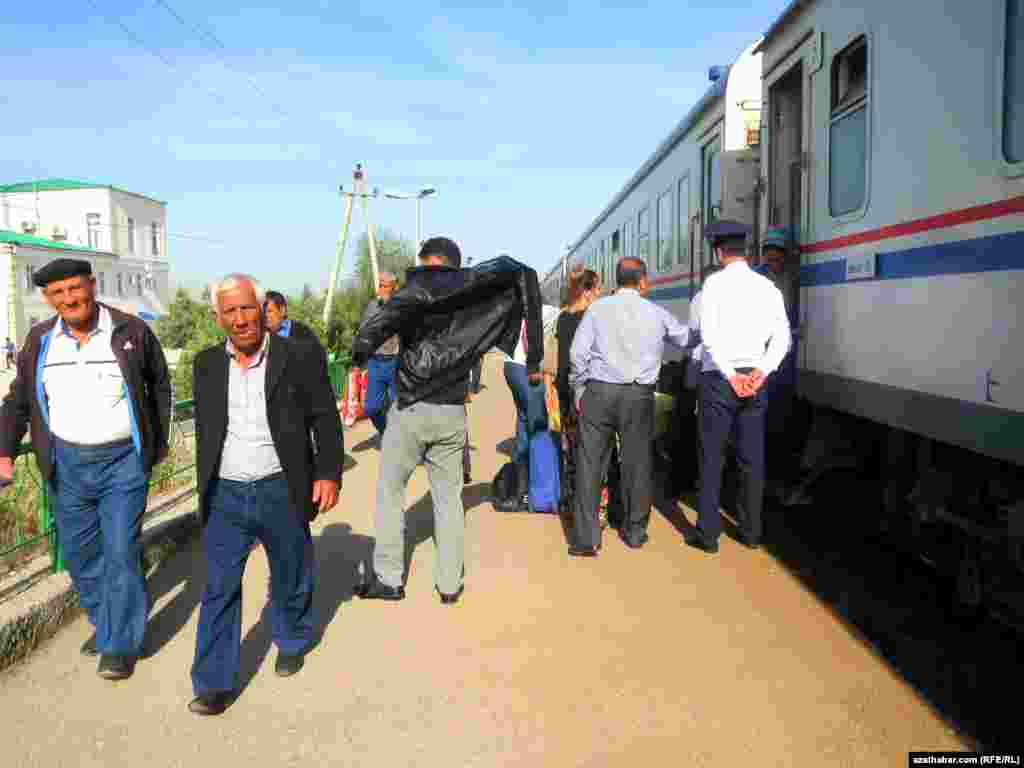 Änew stansiýasyndaky ýolagçylar.