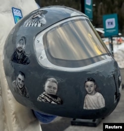 Detalii de pe casca sportivului ucrainean.