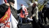 Radikali pale hrvatsku zastavu na protestima protiv oslobađajuće presude Gotovini i Markaču, održanim u Beogradu