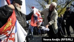 Radikali pale hrvatsku zastavu na protestima protiv oslobađajuće presude Gotovini i Markaču, održanim u Beogradu