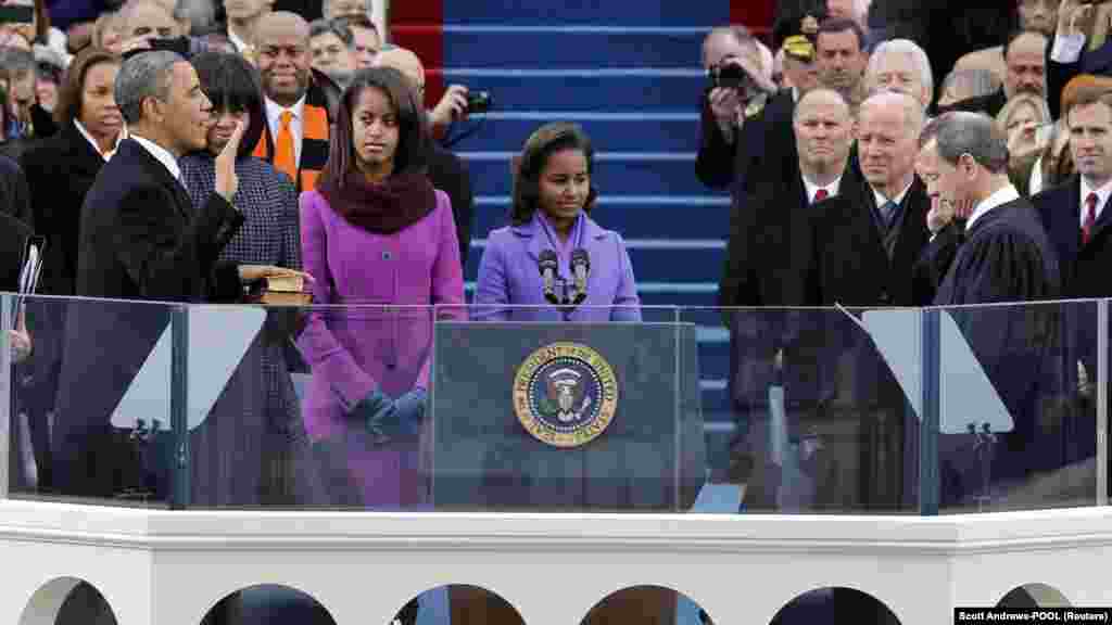 Barack Obama az eskütételi ceremónián az amerikai Capitoliumban az 57. elnöki beiktatáson, 2013. január 21-én Washingtonban. Az amerikai elnöki beiktatások időpontja szinte mindig január 20. Ez az időpont a gyorsabb hatalomváltást szolgálja, és a választási procedúra menetéhez igazodik. Január 21-i beiktatás akkor fordul elő, ha 20-a vasárnapra esik