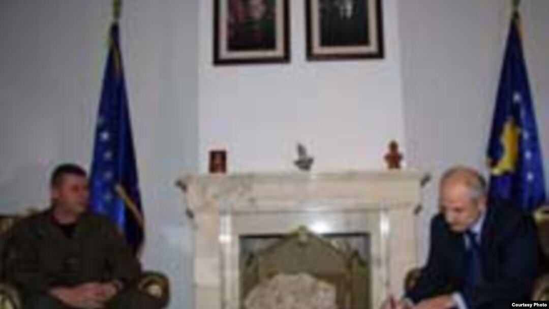 Predsednik Kosova Fatmir Sejdiu (desno) potpisao je dekret o imenovanju Suljejmana Seljimija (levo) za komandanta BSK, 20. decembar 2008.