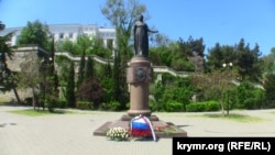 Квіти й вінки, покладені до пам'ятника Катерині II в Севастополі
