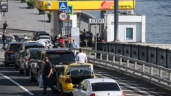 Coadă la o benzinărie Rosneft din Moscova, pe 6 iulie 2026.