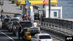 Coadă la o benzinărie Rosneft din Moscova, pe 6 iulie 2026.
