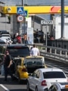 Vala e re e mungesës së karburanteve zemëron shoferët rusë