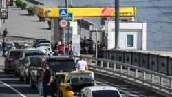 Vala e re e mungesës së karburanteve zemëron shoferët rusë