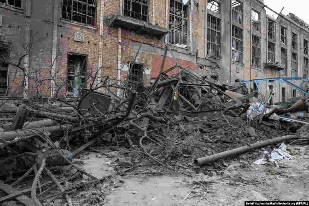 „ზიანი და ნგრევის მასშტაბები უბრალოდ შოკისმომგვრელია“, - განაცხადა გერმანიის ელჩმა უკრაინაში, ჰაიკო თომსმა, ტურის განმავლობაში. „ამას გამართლება არ აქვს. მნიშვნელოვანია დამატებითი მხარდაჭერის მოზიდვა. ჩვენ როგორმე უნდა ვიპოვოთ გზა ამ ომის დასასრულებლად, რომელიც მხოლოდ იმიტომ გრძელდება, რომ რუსეთს ასე სურს“.