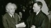در ۱۸ آوريل سال ۱۹۵۵ ميلادی آلبرت اينشتين دانشمند و فيزيکدان نامدار در سن ۷۶ سالگی درگذشت