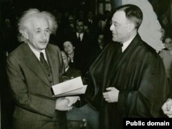 Albert Einstein-ə Amerika vətəndaşlığı verilir, 1940