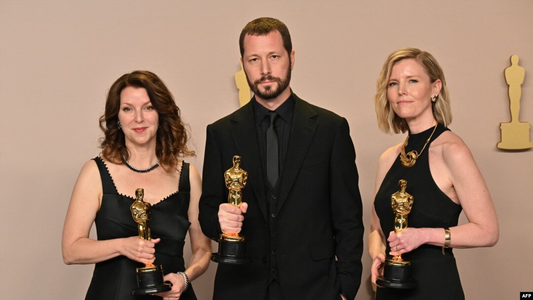Regizorul ucrainean, Mstislav Cernov (c), și producătoarele documentarului, Raney Aronson-Rath (s) și Michelle Mizner (d).