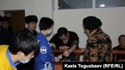 Медики скорой помощи, вызванные в суд к Ермеку Нарымбаеву. Алматы, 6 января 2016 года.
