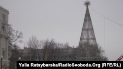 Головна ялинка Дніпропетровщини неекологічна – з металу та пластику