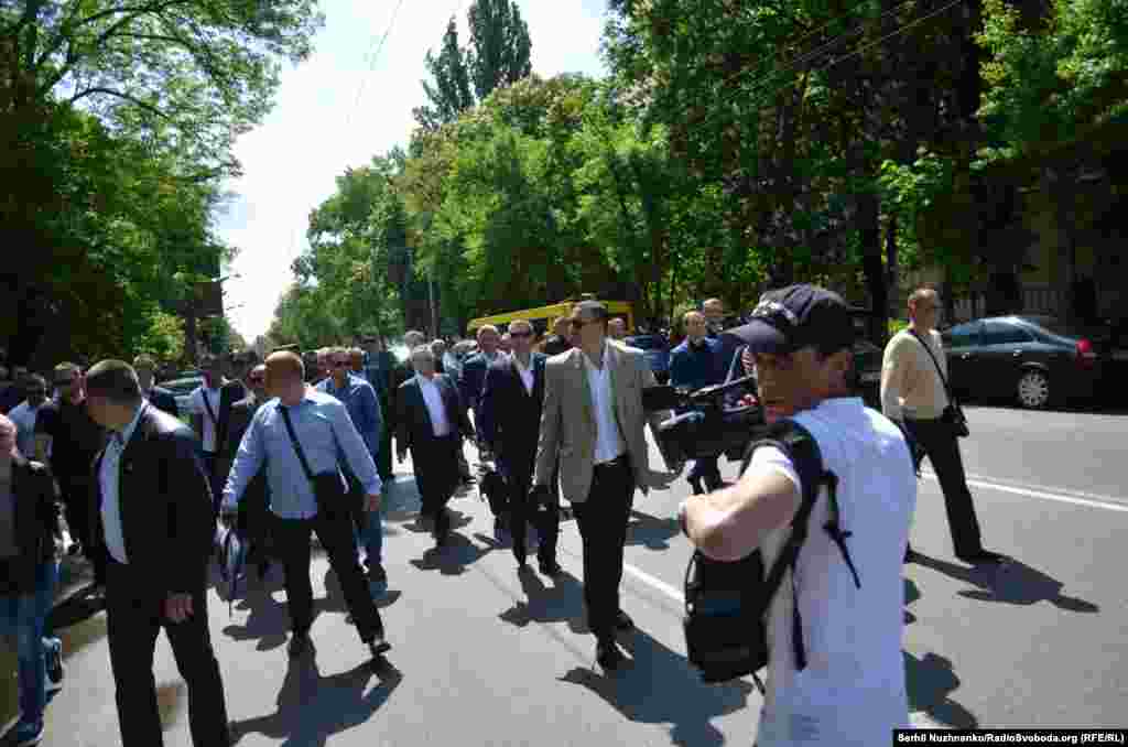 Біля Меморіалу був помічений Юрій Бойко, голова фракції &laquo;Опозиційний блок&raquo;, в оточенні охорони він поклав квіти до Вічного вогню і згодом покинув місце проведення акції