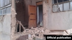 Один из домов в Карасуйском районе Ошской области, пострадавший в результате землетрясения. 