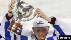 Золотая медаль и кубок, доставшиеся российской молодежной сборной по хоккею в Буффало