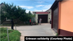 Российские силовики проводят «следственные действия» в доме крымских татар в Евпатории, 22 июля 2021 года