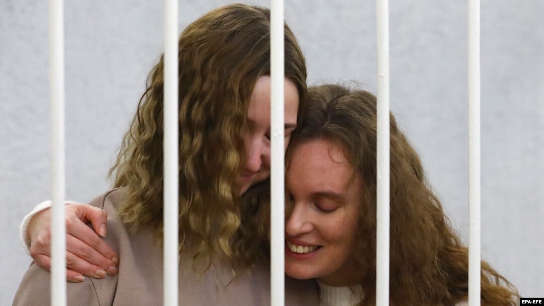 Екатерина Андреева и Дарья Чульцова, журналистки телеканала "Белсат", на скамье подсудимых в суде в Минске