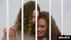 Екатерина Андреева и Дарья Чульцова, журналистки телеканала "Белсат", на скамье подсудимых в суде в Минске