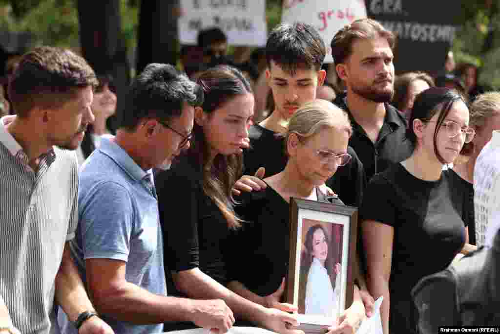Në protestë, familjarët e shtatëzënës 25-vjeçare, që u vra në Malishevë, mbajtën në duar fotografinë e saj. Dorasi i dyshuar është bashkëshorti i saj, 26 vjeç, i cili më 27 gusht nuk iu mbijetoi plagëve nga arma e zjarrit. 