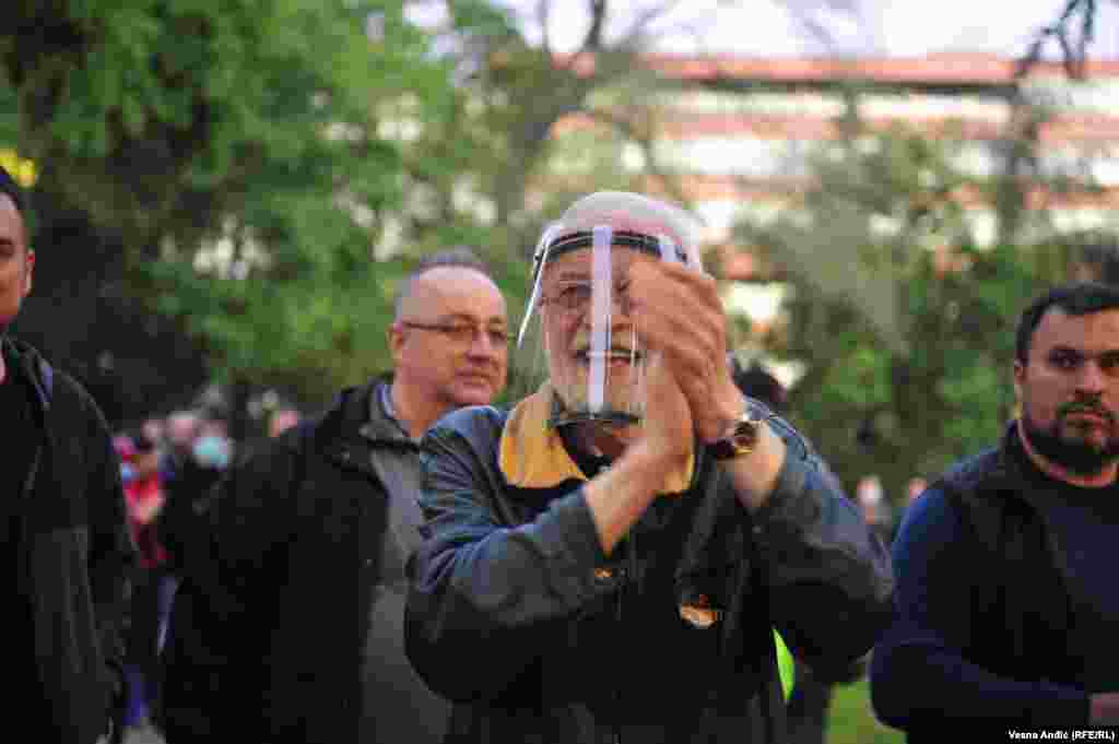 Protest je počeo je aplauzom podrške za medicinske radnike tokom pandemije korona virusa.